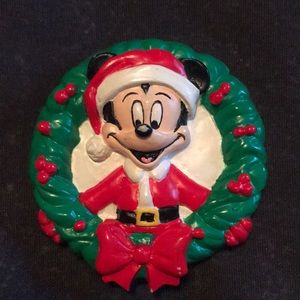 Disney pin - Mickey in Christmas/holiday wreath
